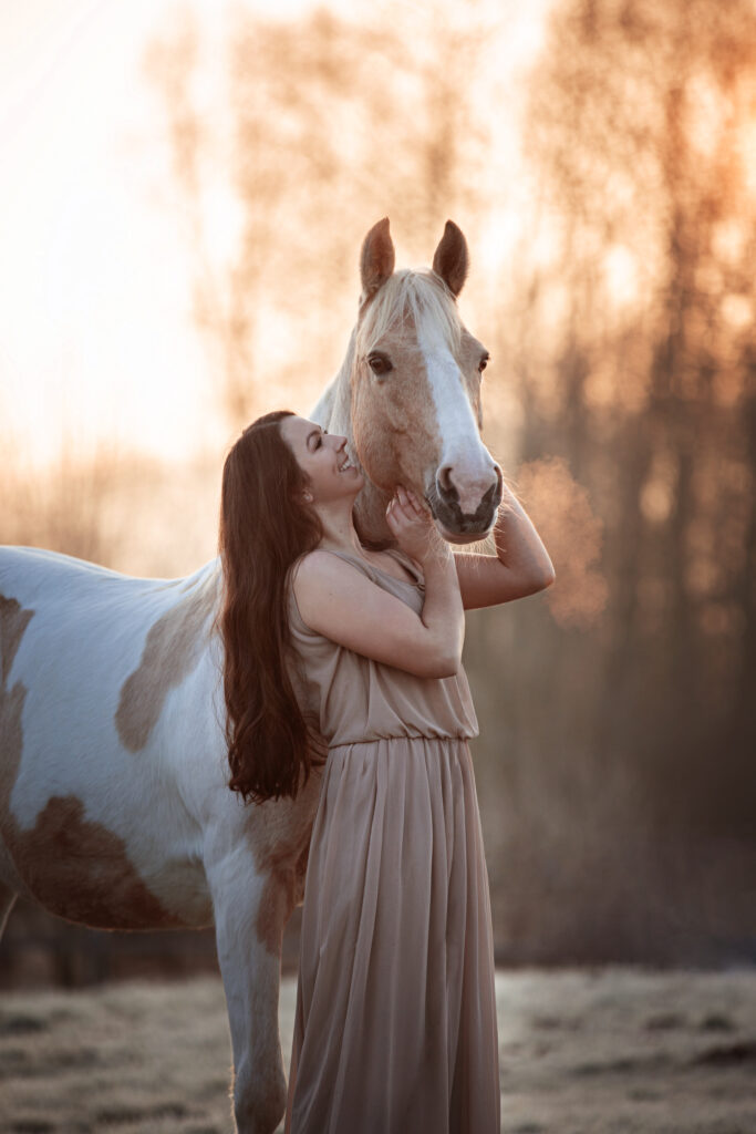 Frau lächelt ihr Pferd an bei Fotoshooting mit Coralie Duda Fotografie im Main-Kinzig-Kreis