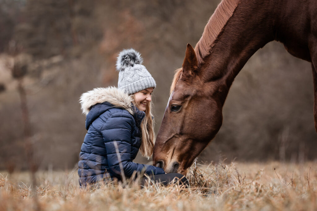 Frau mit Pferd bei Fotoshooting im Winter mit Coralie Duda Fotografie im Wetteraukreis