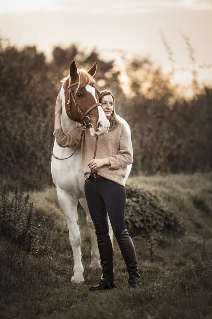 Frau mit Pferd bei Fotoshooting im Winter mit Coralie Duda Fotografie im Wetteraukreis