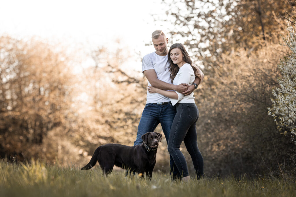 Mann und Frau bei Hundefotoshooting mit Tierfotografin Coralie Duda Fotografie im Wetteraukreis