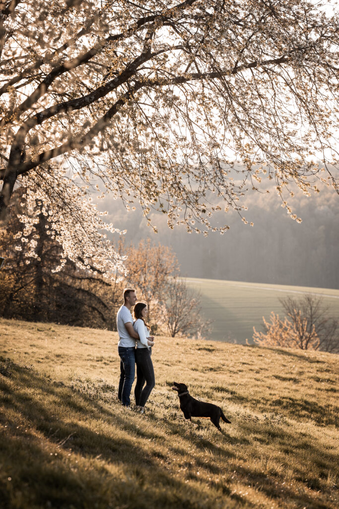 Pärchen bei Frühlingsshooting mit Hundefotografin Coralie Duda Fotografie im Wetteraukreis