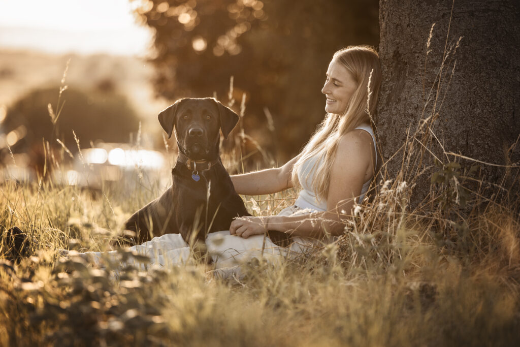 Frau kuschelt mit Hund bei Fotoshooting mit Tierfotografin Coralie Duda Fotografie