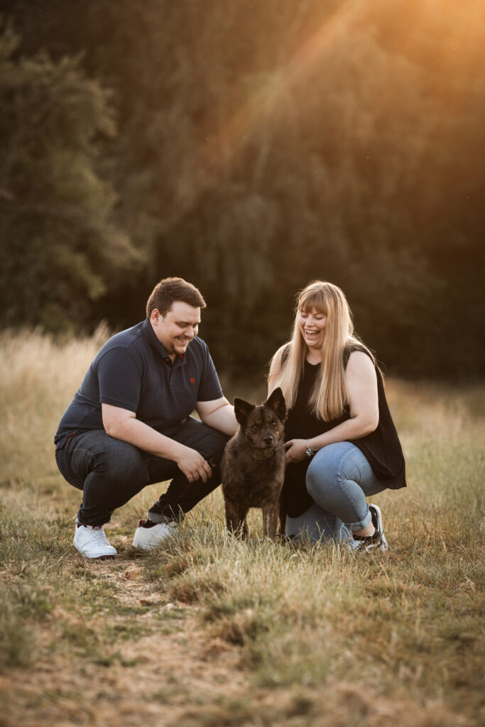 Paar mit Hund bei Hundefotoshooting mit Coralie Duda Fotografie im Wetteraukreis