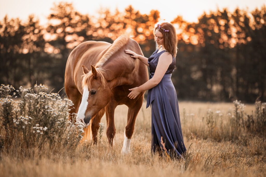 Mädchen mit Pferd bei Fotoshooting mit Coralie Duda Fotografie im Main-Kinzig-Kreis