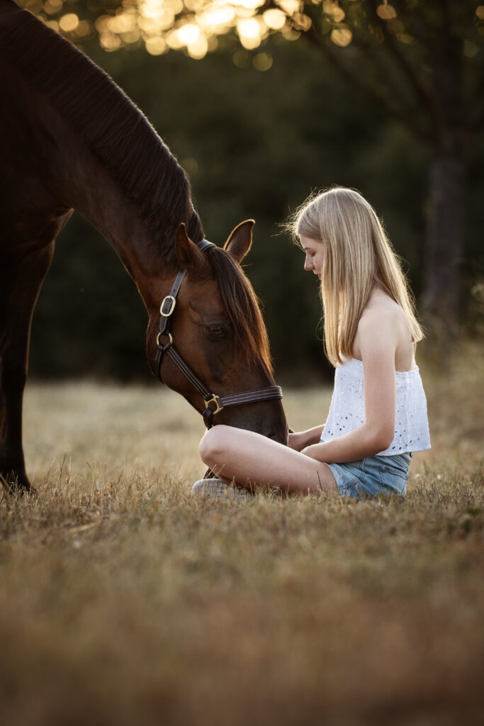 Mädchen mit Pony bei Pferdefotoshooting mit Coralie Duda Fotografie im Wetteraukreis