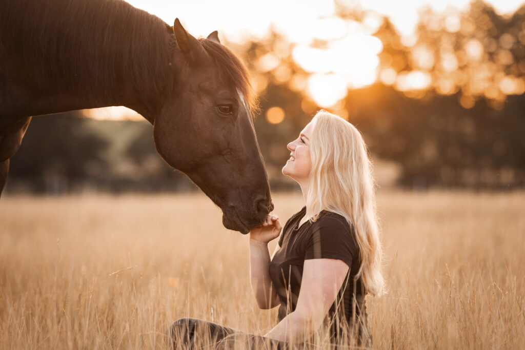 Frau mit Pferd kuscheln bei Pferdefotoshooting mit Coralie Duda Fotografie im Main-Kinzig-Kreis