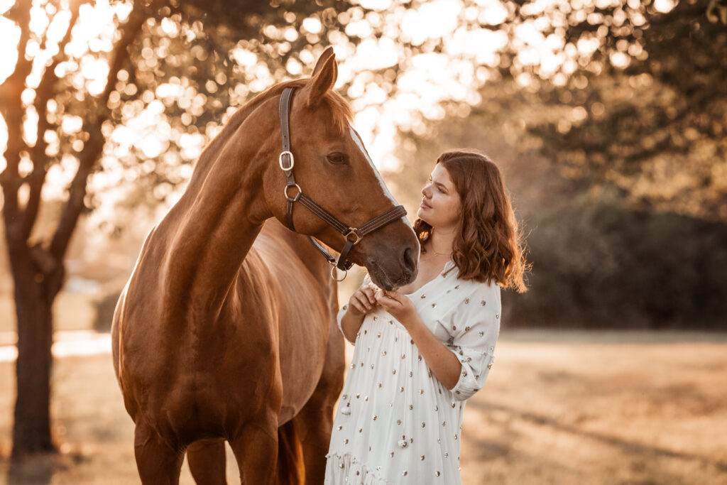 Frau mit Pferde im Sonnenuntergang bei Fotoshooting mit Coralie Duda Fotografie im Wetteraukreis