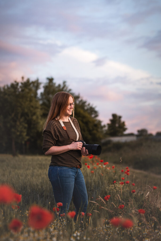 Hundefotografin Coralie Duda Fotografie im Mohnblumenfeld