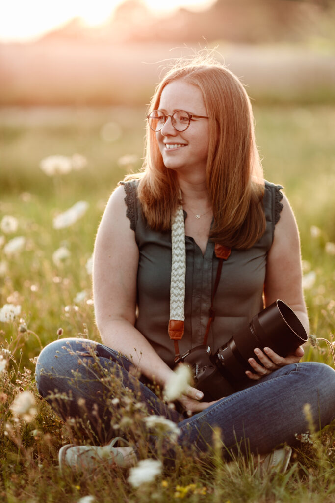 Coralie Duda Fotografie mit Kamera in der Hand