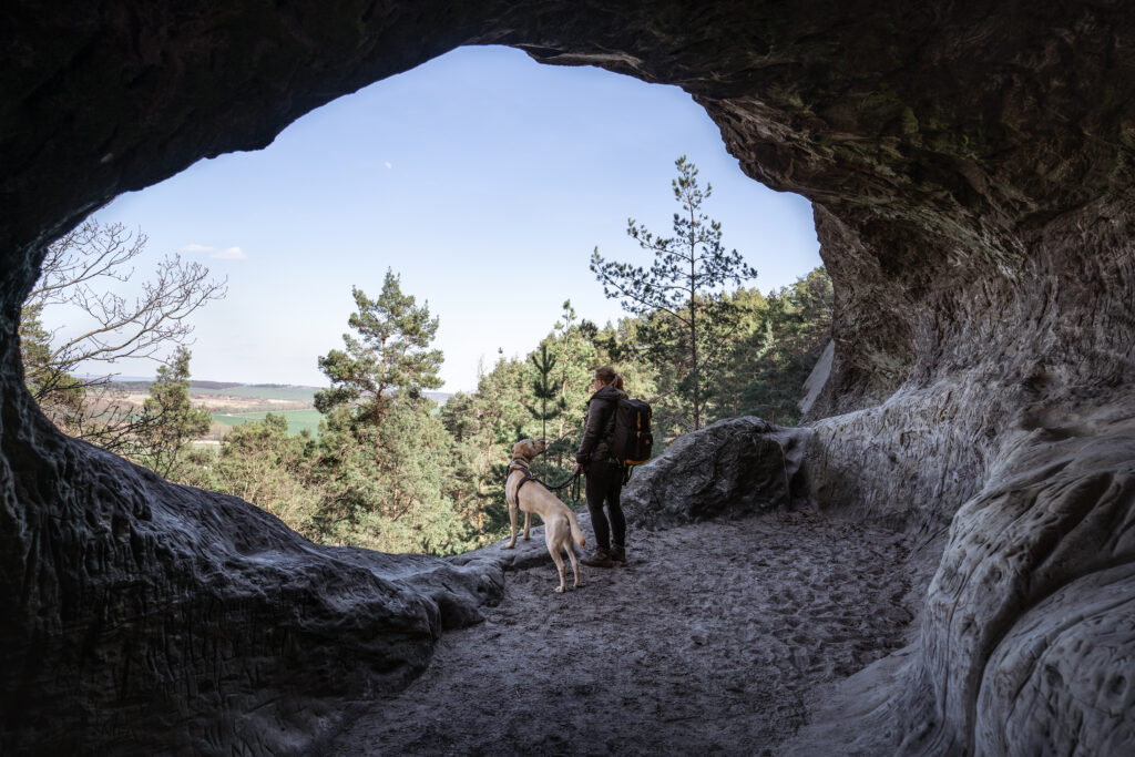 Coralie Duda Fotografie mit Hund im Teufelsloch im Harz