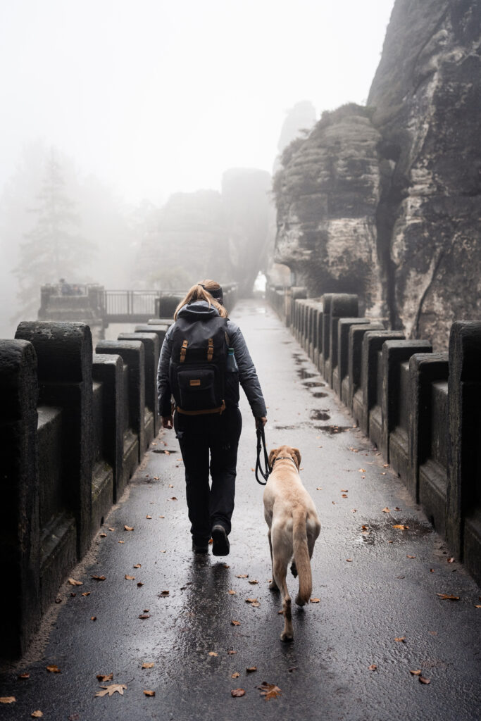 Coralie Duda Fotografie mit Hund auf der Basteibrücke in der Sächsischen Schweiz