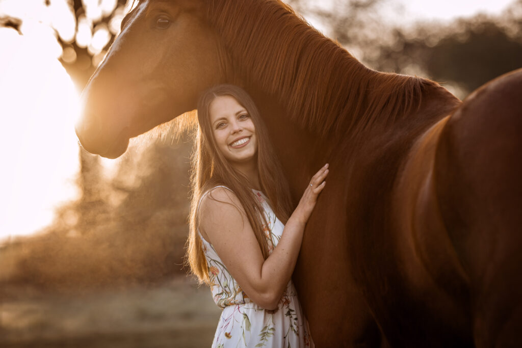 Frau mit Pferd kuschelnd bei Pferdefotoshooting mit Coralie Duda Fotografie im Wetteraukreis