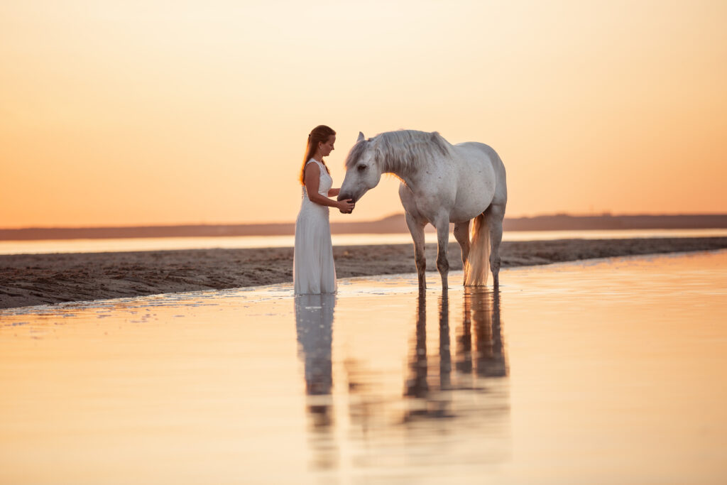 Frau mit Pferd bei Strandfotoshooting im Sommer mit Coralie Duda Fotografie in Renesse