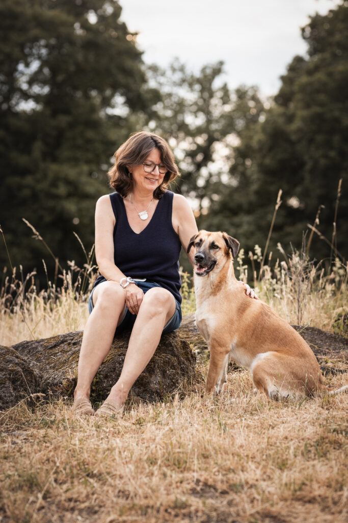 Frau mit Hund bei Fotoshooting mit Coralie Duda Fotografie im Wetteraukreis