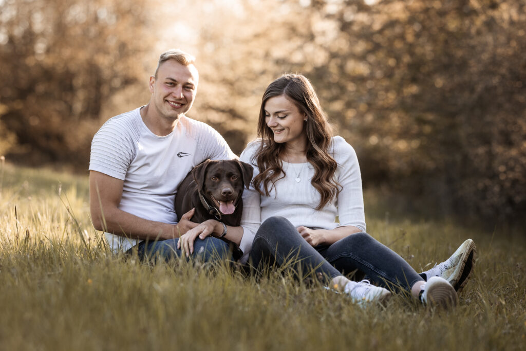 Pärchen mit Hund bei Fotoshooting im Frühling mit Coralie Duda Fotografie im Wetteraukreis