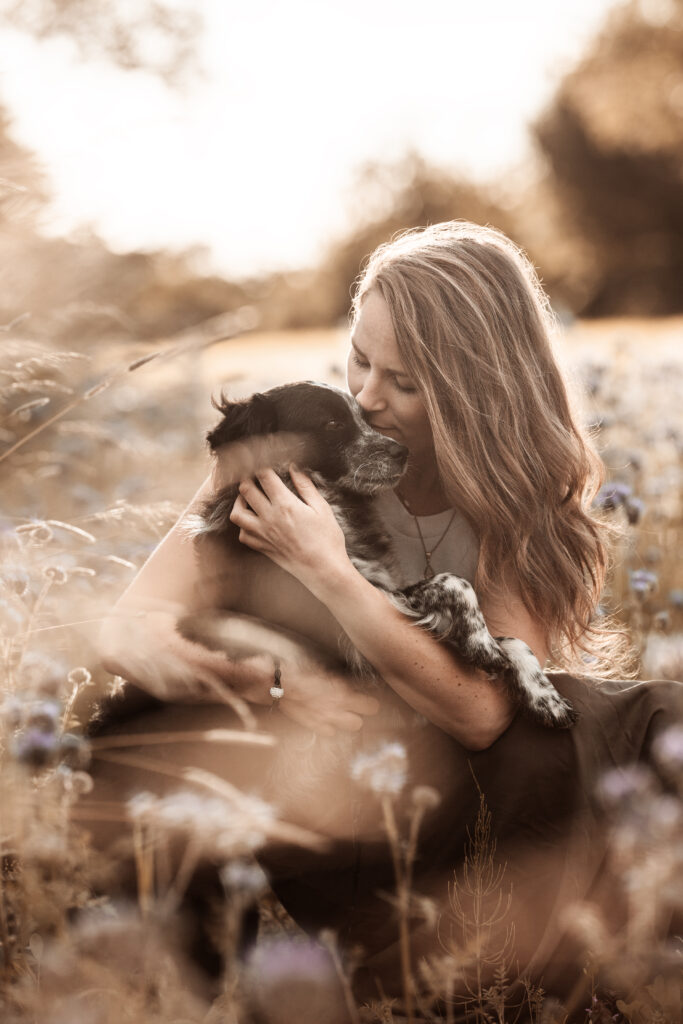 Frau kuschelt Hund bei Fotoshooting im Sommer mit Coralie Duda Fotografie im Wetteraukreis