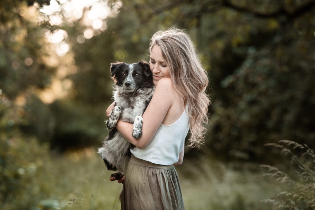 Frau kuschelt Hund bei Fotoshooting im Sommer mit Coralie Duda Fotografie im Wetteraukreis