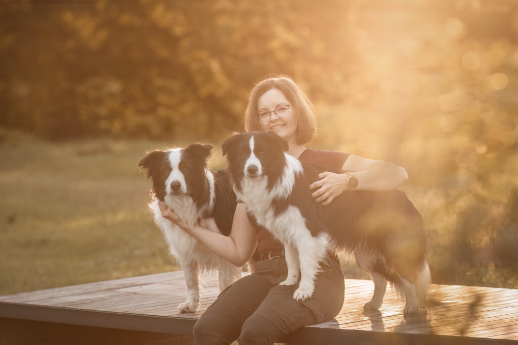 Frau mit zwei Bordercollies bei Fotoshooting im Sommer mit Coralie Duda Fotografie im Wetteraukreis