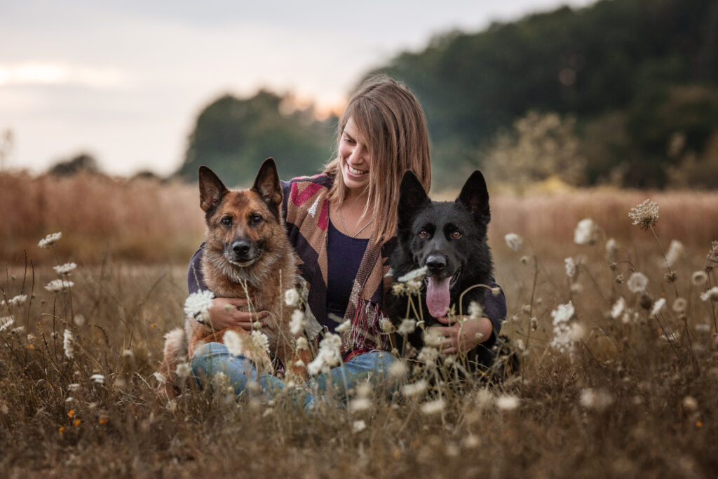 Frau mit zwei Hunden bei Fotoshooting mit Coralie Duda Fotografie im Wetteraukreis