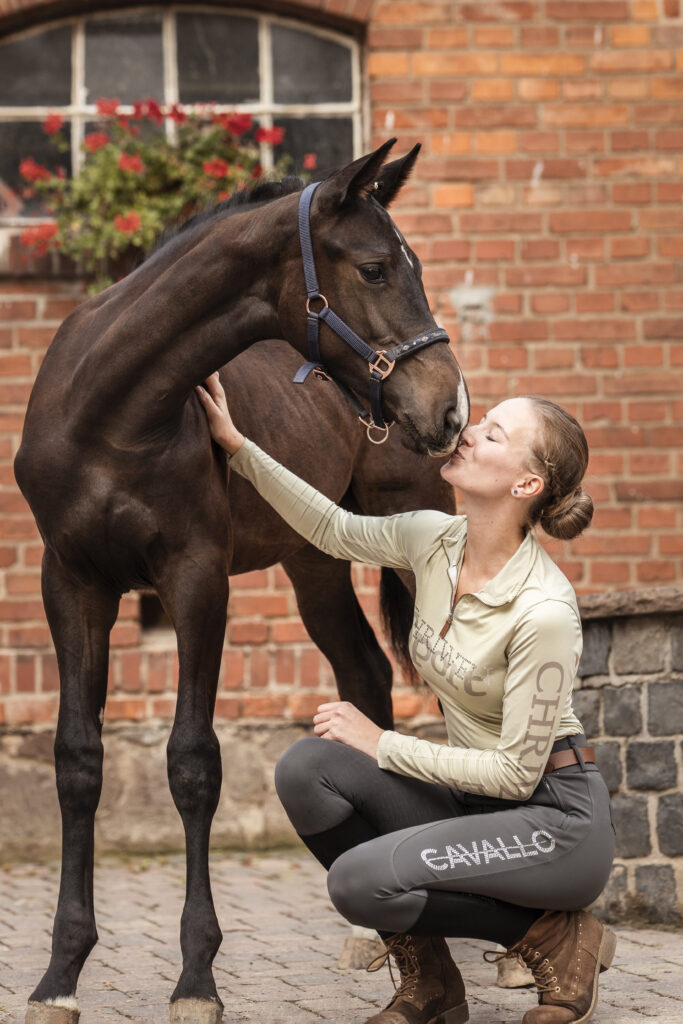 Frau küsst Fohlen bei Fotoshooting mit Coralie Duda Fotografie in Büdingen