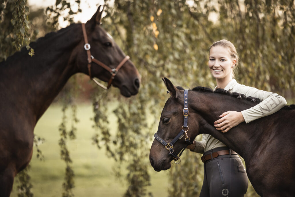 Frau mit Stute und Fohlen bei Fohlenfotoshooting mit Coralie Duda Fotografie im Frühling