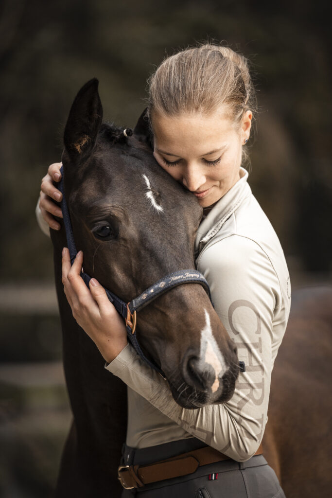 Frau kuschelt Fohlen bei Fotoshooting mit Coralie Duda Fotografie im Main-Kinzig-Kreis