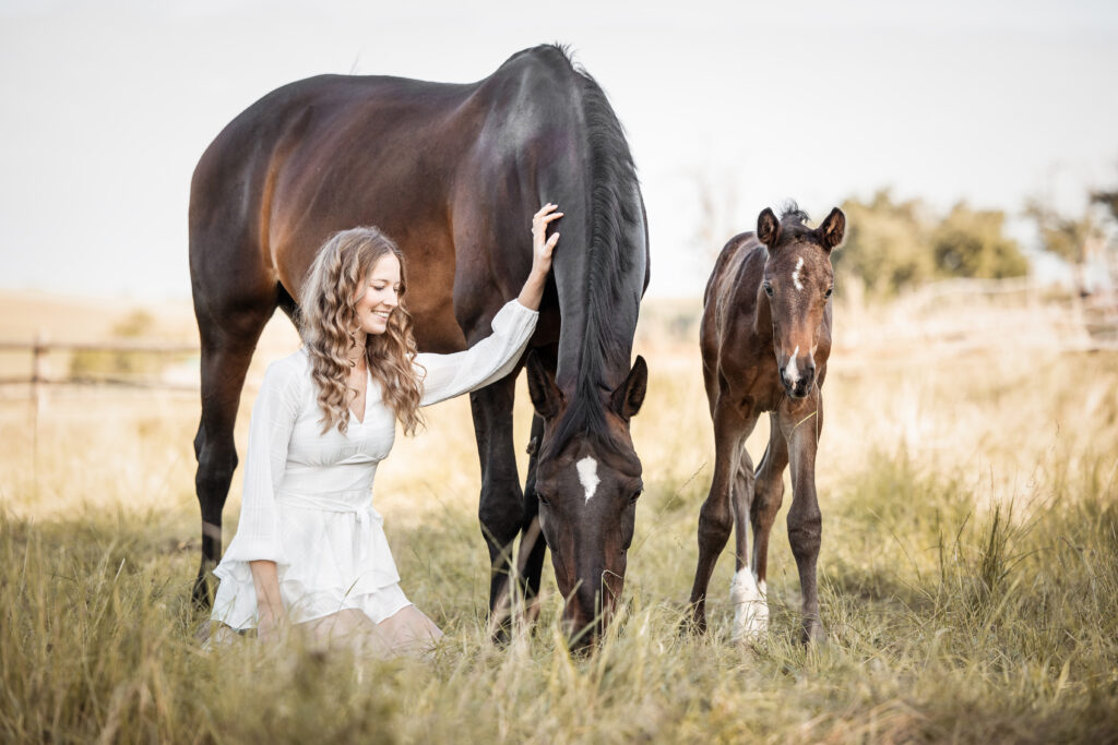 Frau mit Pferd und Fohlen bei Fohlenfotoshooting mit Coralie Duda Fotografie im Wetteraukreis