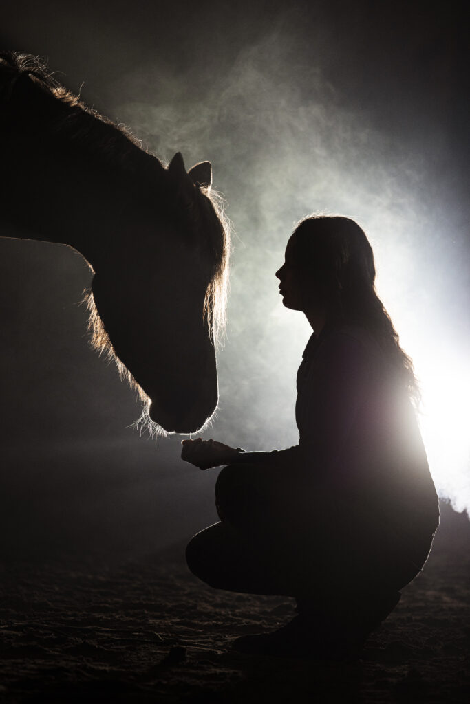 Frau mit Pferd im Nebel bei Fotoshooting mit Coralie Duda Fotografie im Wetteraukreis