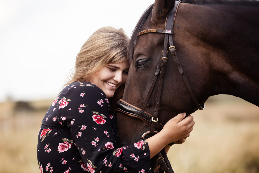 Frau kuschelt Pferd bei Fotoshooting im Sommer mit Coralie Duda Fotografie im Wetteraukreis