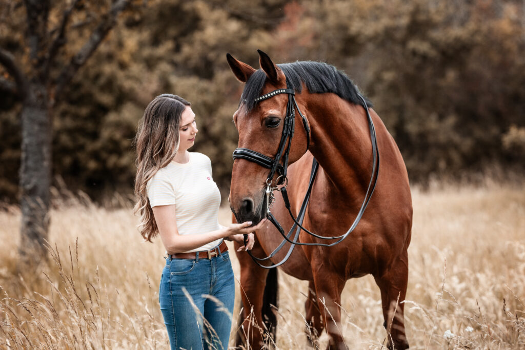 Frau streichelt Pferd bei Fotoshooting im Sommer mit Coralie Duda Fotografie im Wetteraukreis