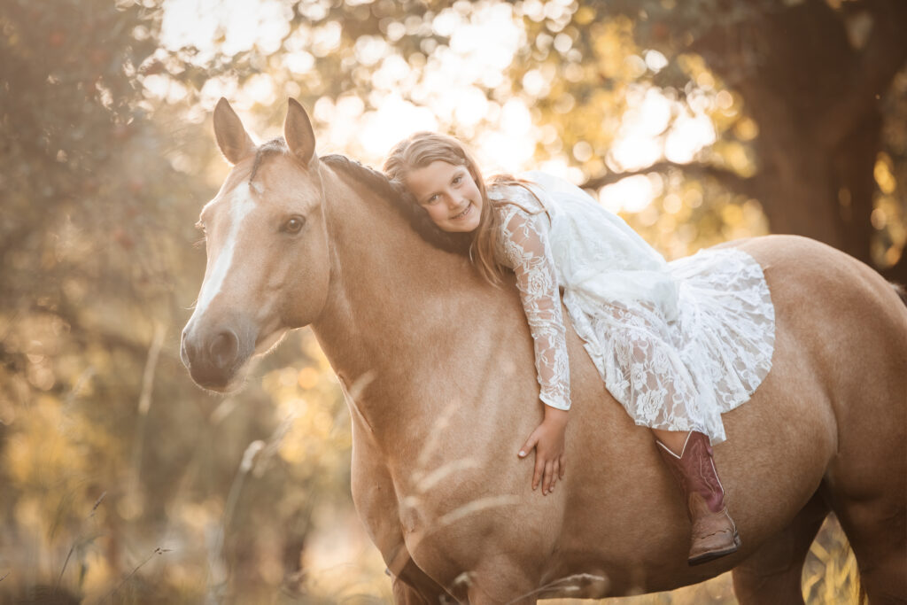 Mädchen auf Pferd bei Fotoshooting im Sommer mit Coralie Duda Fotografie im Wetteraukreis