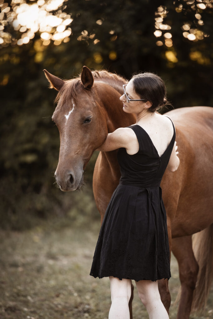 Frau mit Pferde bei Fotoshooting im Sommer mit Coralie Duda Fotografie im Wetteraukreis