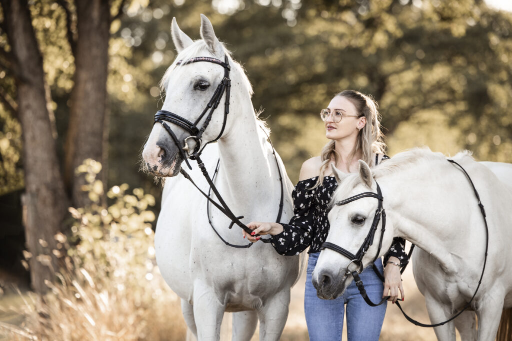 Frau mit zwei Pferden bei Fotoshooting im Sommer mit Coralie Duda Fotografie im Wetteraukreis