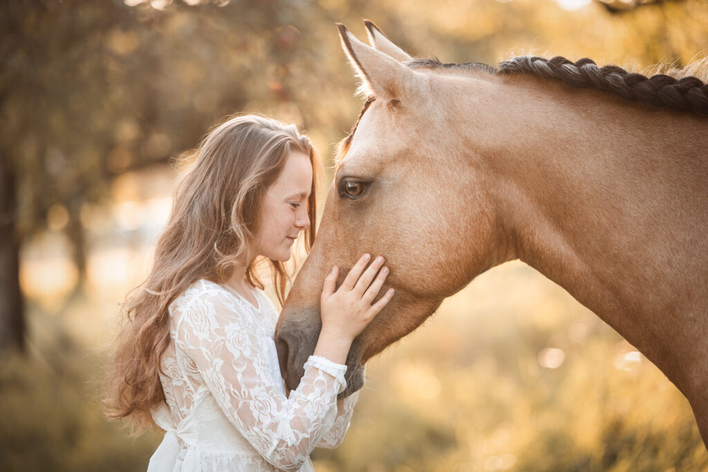 Mädchen mit Pony bei Pferdefotoshooting im Sommer mit Coralie Duda Fotografie im Main-Kinzig-Kreis