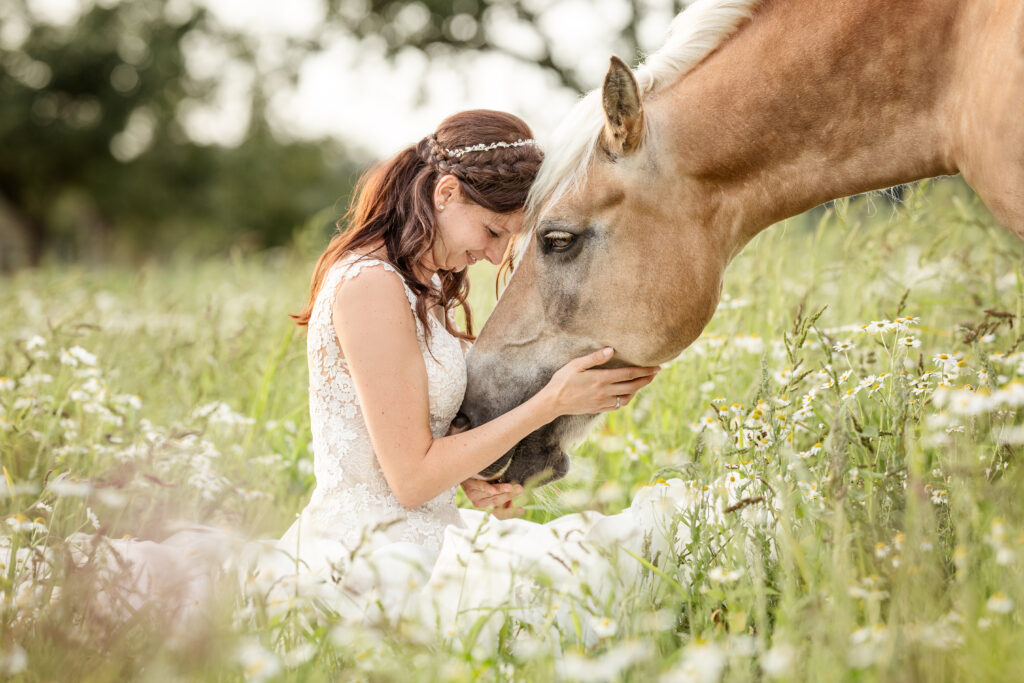 Braut mit Pferd bei Fotoshooting im Sommer mit Coralie Duda Fotografie im Wetteraukreis