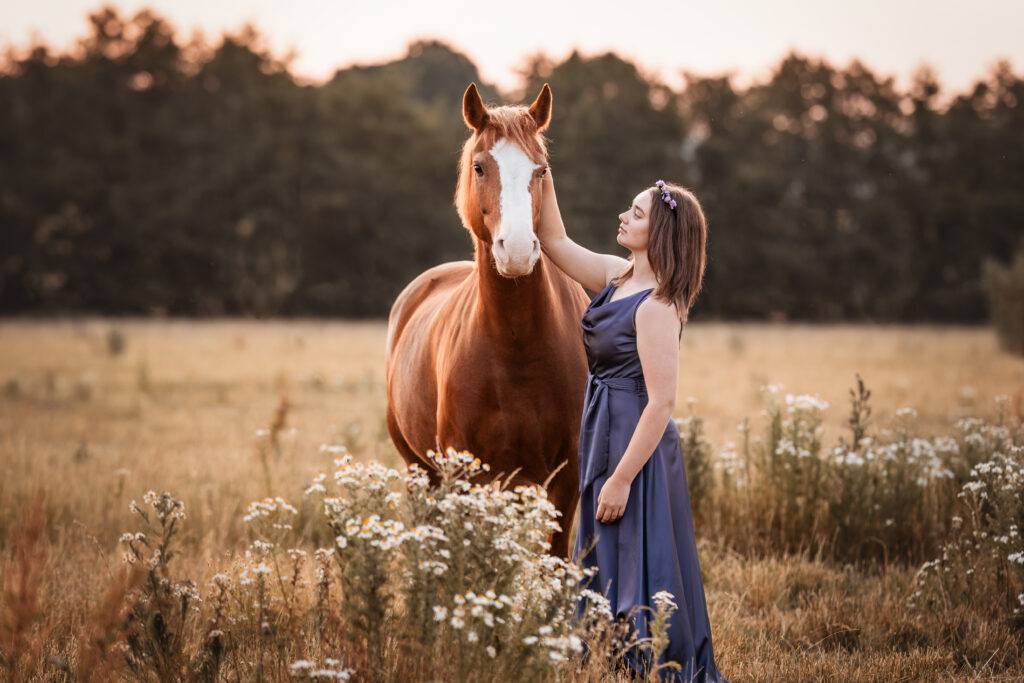 Frau mit Pferd bei Fotoshooting im Sonnenaufgang mit Coralie Duda Fotografie im Wetteraukreis