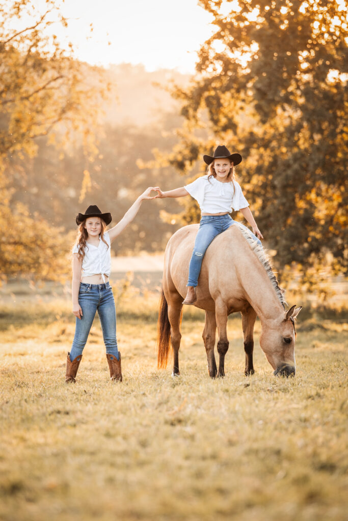 Zwei Cowgirls mit Pony bei Pferdefotoshooting im Sommer mit Coralie Duda Fotografie im Wetteraukreis