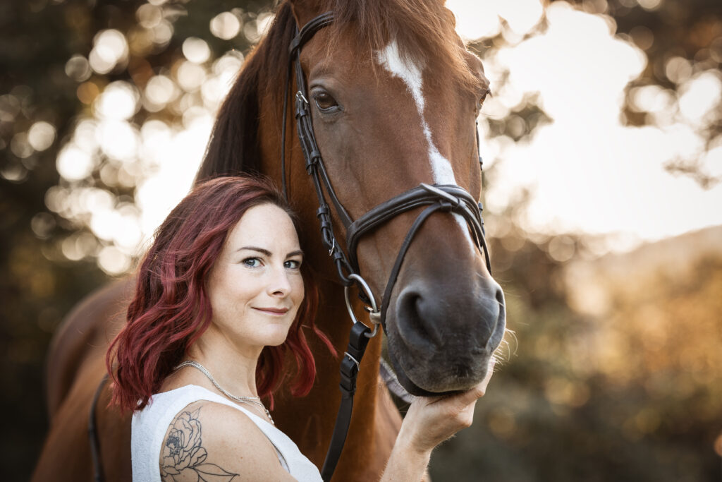 Frau mit Pferd bei Pferdefotoshooting im Sommer mit Coralie Duda Fotografie im Wetteraukreis