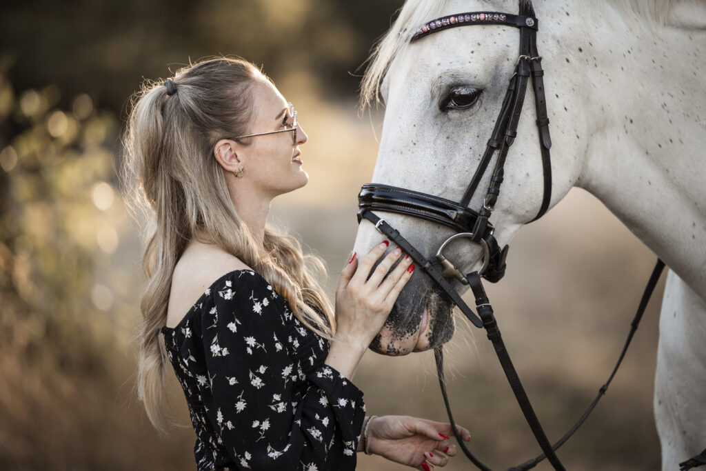 Frau mit Pferd bei Tierfotoshooting im Sommer mit Coralie Duda Fotografie im Wetteraukreis