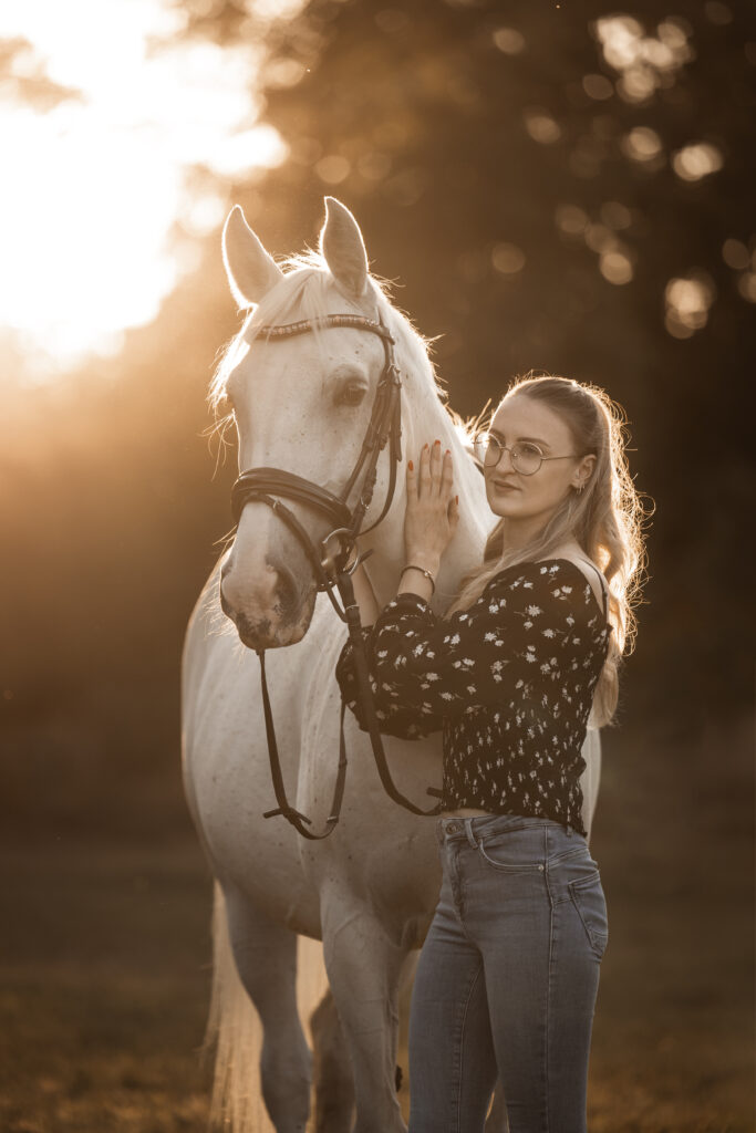 Frau mit Pferd bei Fotoshooting im Sommer mit Coralie Duda Fotografie im Wetteraukreis