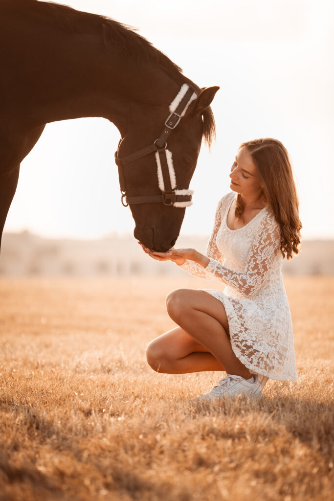 Frau mit Pferd bei Fotoshooting im Sommer mit Coralie Duda Fotografie im Wetteraukreis