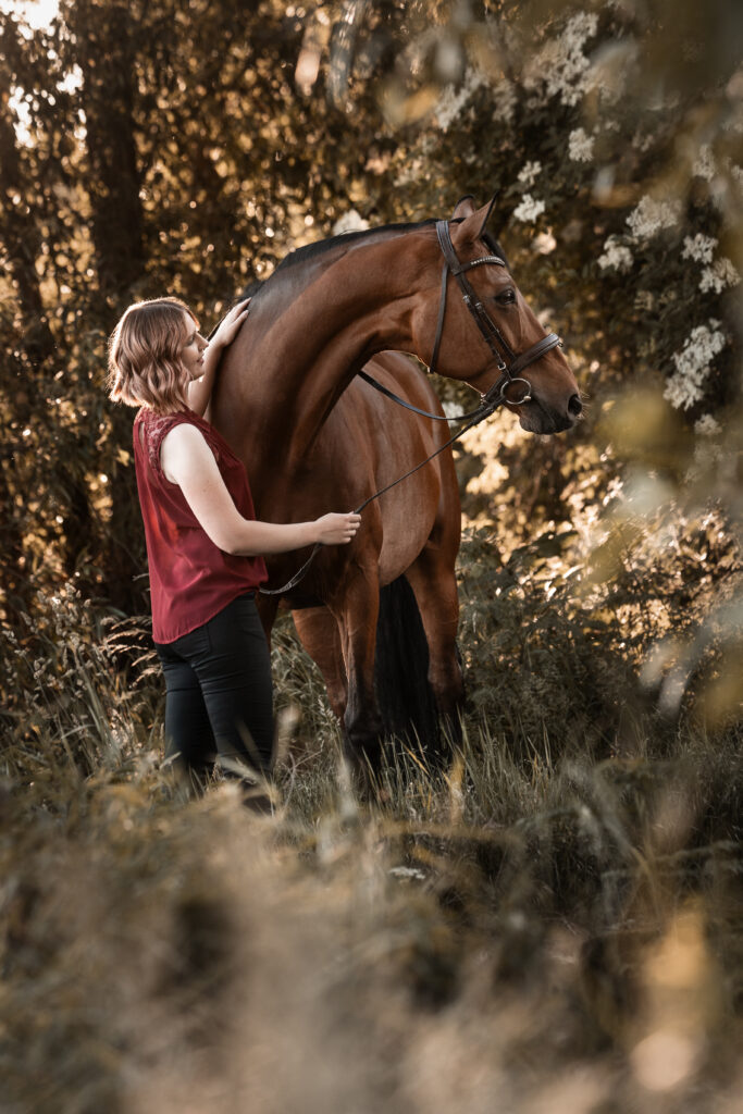 Frau mit Pferd bei Fotoshooting im Sommer mit Coralie Duda Fotografie im Wetteraukreis