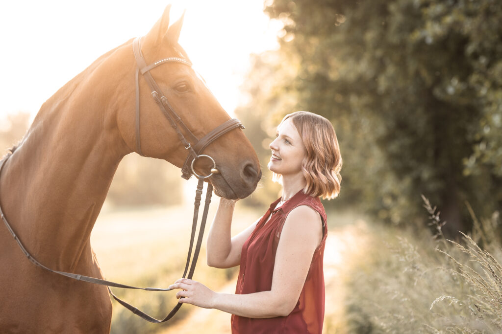 Frau mit Pferd bei Fotoshooting mit Coralie Duda Fotografie im Wetteraukreis