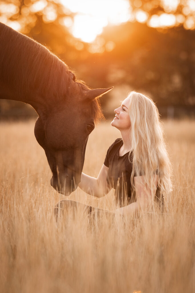 Frau mit Pferd im Sonnenaufgang bei Fotoshooting mit Coralie Duda Fotografie im Wetteraukreis