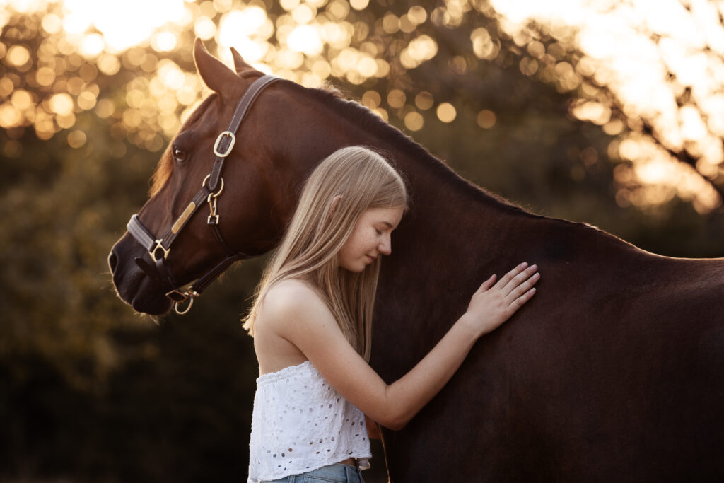 Mädchen kuschelt Pony bei Fotoshooting mit Coralie Duda Fotografie im Wetteraukreis