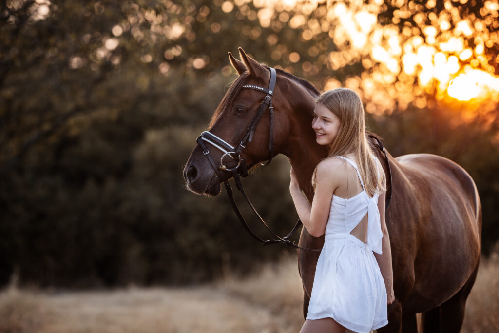 Mädchen mit Pony bei Pferdefotoshooting im Sommer mit Coralie Duda Fotografie im Wetteraukreis