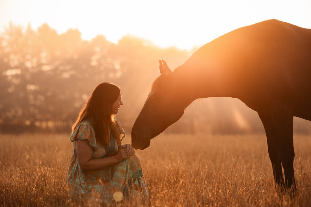 Frau mit Pferd bei Tierfotoshooting mit Coralie Duda Fotografie im Wetteraukreis