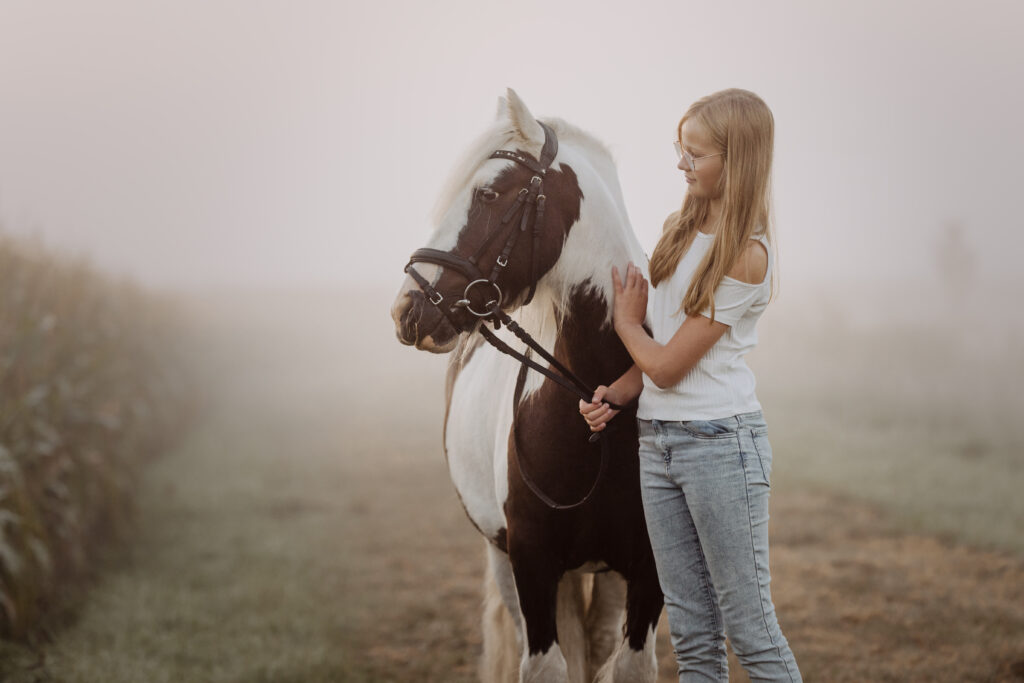 Mädchen mit Pony bei Fotoshooting im Nebel mit Coralie Duda Fotografie in Friedberg