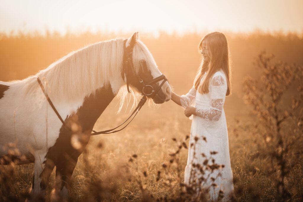 Mädchen mit Tinker Pony bei Pferdefotoshooting mit Coralie Duda Fotografie im Wetteraukreis