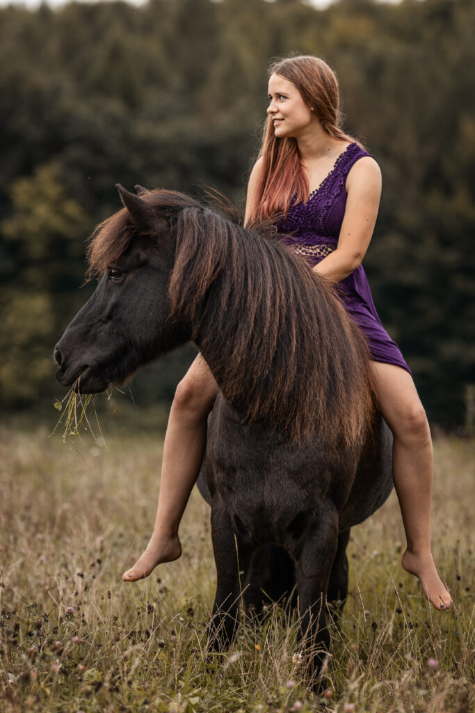 Frau sitzt auf Islandpferd bei Fotoshooting mit Coralie Duda Fotografie im Wetteraukreis